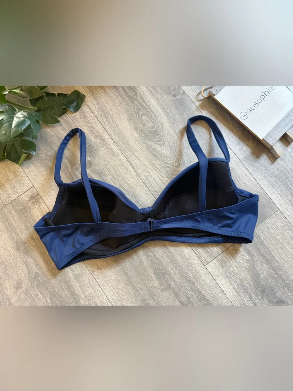 J. Crew Navy Wireless Structured Cup Padded Bikini Top w Gathered Sides. Size L